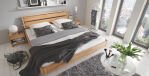 Ausstellungsstück Bett aus hellen Holz mit grauer Decke