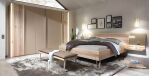 Massivholzbett im modernen weißen Schalfzimmer