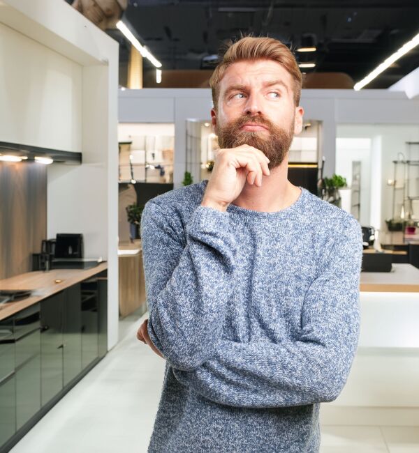 Mann mit uberlegenden Gesichtsausdruck komprimiert