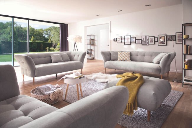 modernes helles Wohnzimmer hellgraue Couch