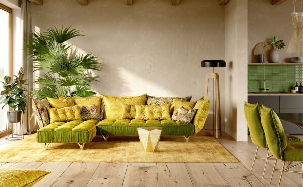 gelbes Bretz Sofa in gemütlicher Ecke pastellfarbene Wand und viele Zimmerpflanzen